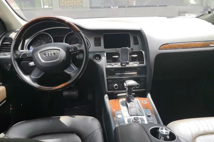 Used Audi Q7 2014 35 TFSI Sport Edition Center Console