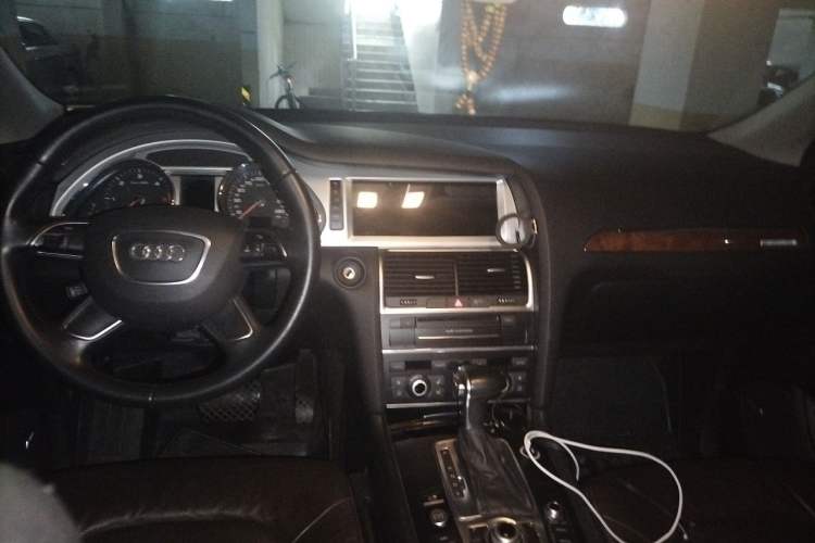 Used Audi Q7 2014 35 TDI Exclusive Edition Center Console
