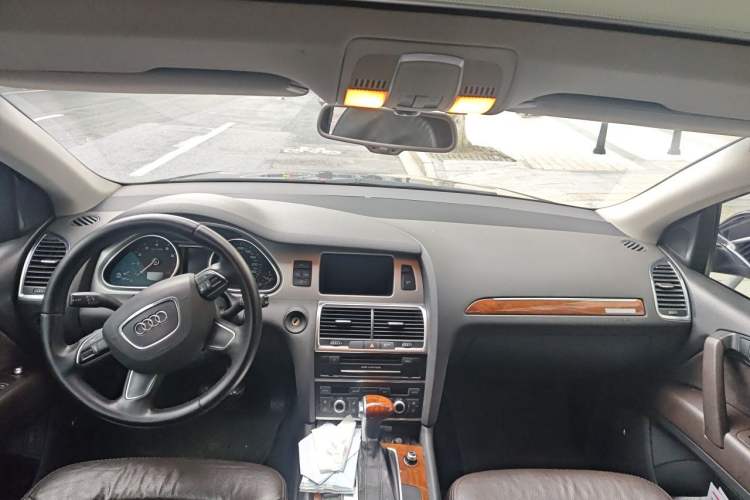 Used Audi Q7 2014 35 TFSI Off-road Model Center Console