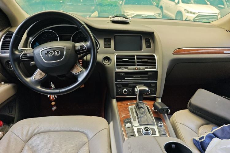 Used Audi Q7 2014 35 TFSI Ambition Edition Center Console