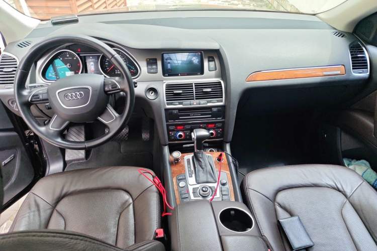 Used Audi Q7 2014 35 TDI Sport Edition Center Console