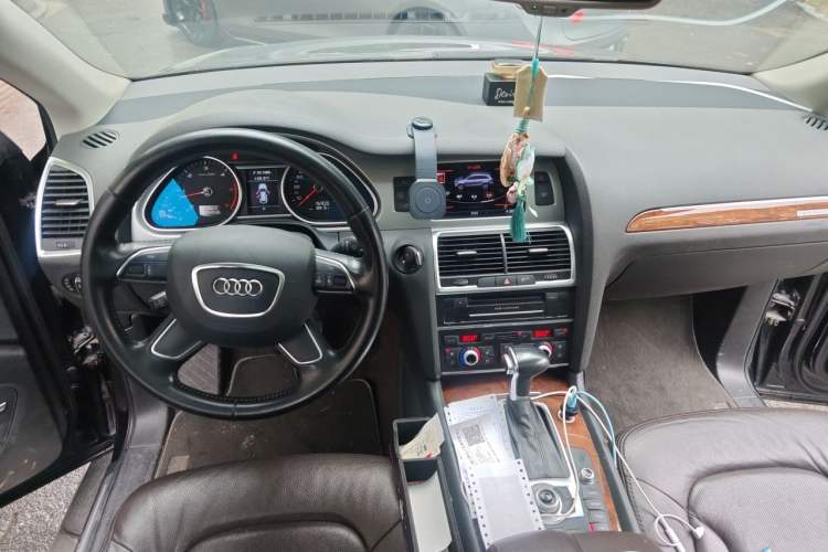Used Audi Q7 2014 35 TDI quattro Sport Edition Center Console