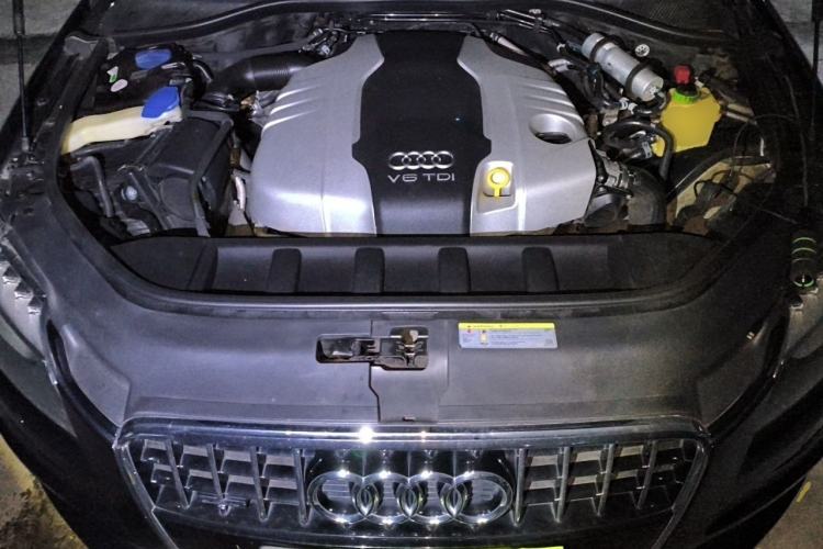 Used Audi Q7 2014 35 TDI Sport Edition Engine Bay