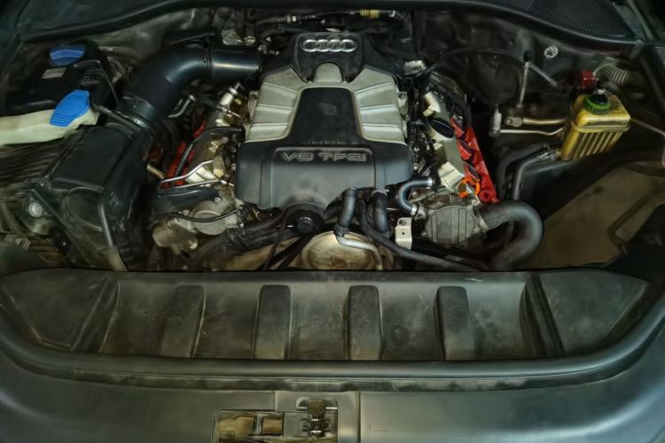 Used Audi Q7 2014 35 TFSI Off-road Model Engine Bay