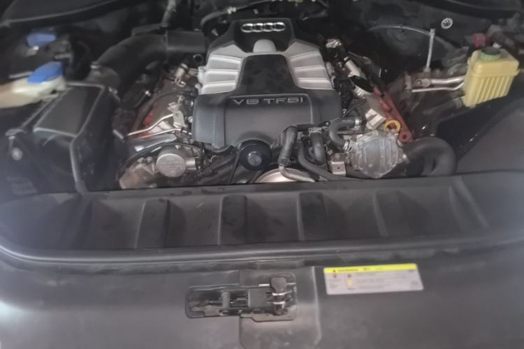 Used Audi Q7 2014 35 TFSI Off-road Model Engine Bay