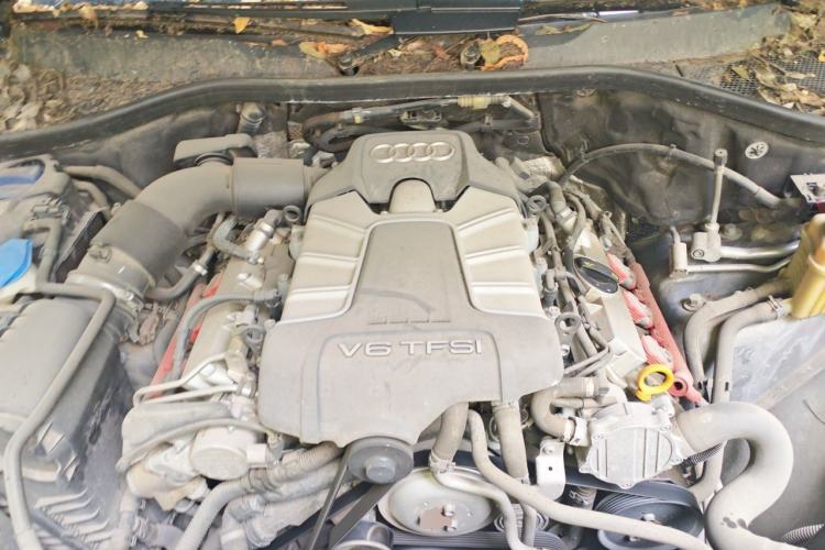 Used Audi Q7  Engine Bay
