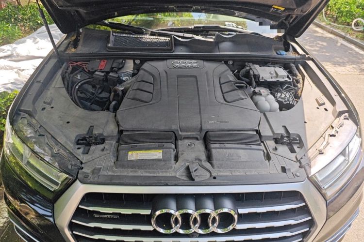 Used Audi Q7  Engine Bay