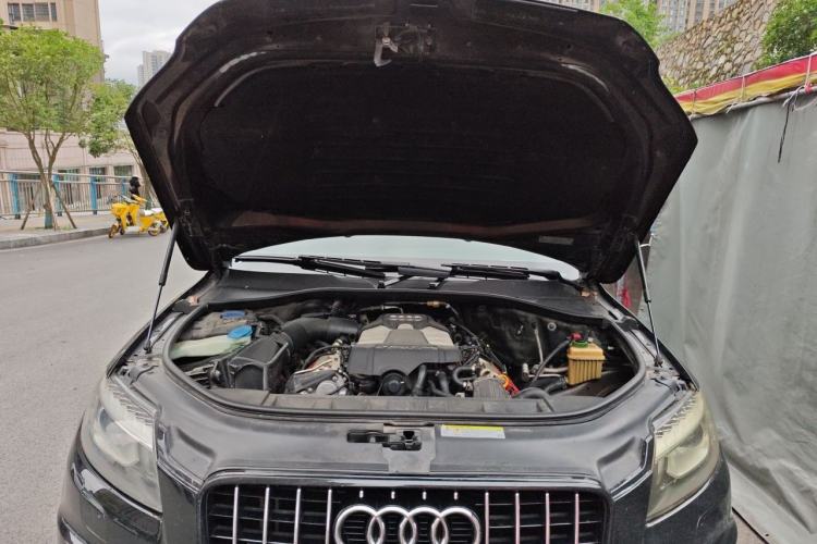 Used Audi Q7  Engine Bay