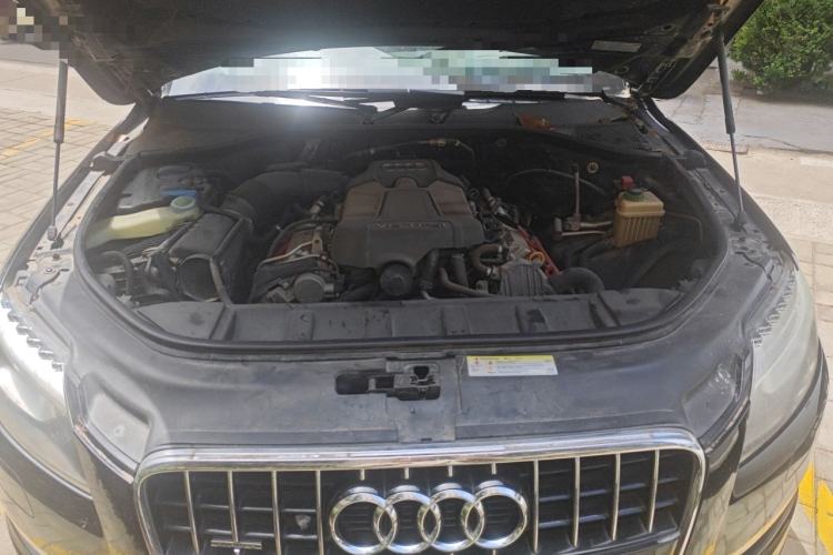 Used Audi Q7  Engine Bay