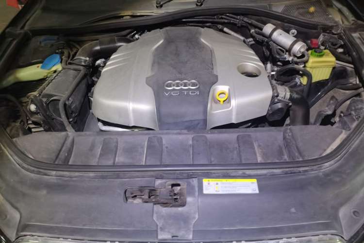 Used Audi Q7 2014 35 TDI Sport Edition Engine Bay