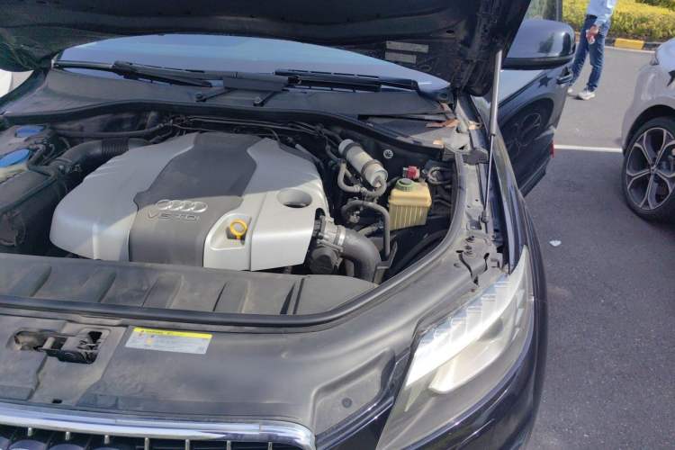 Used Audi Q7 2014 35 TDI Sport Edition Engine Bay Left