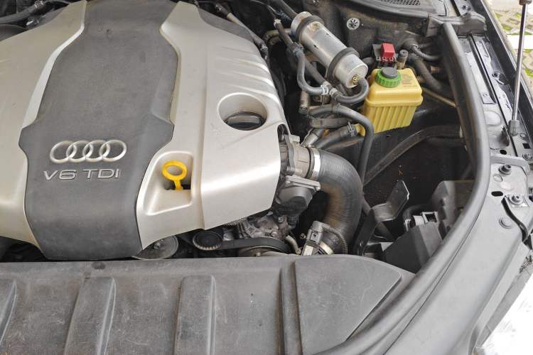 Used Audi Q7 2014 35 TDI Sport Edition Engine Bay Left