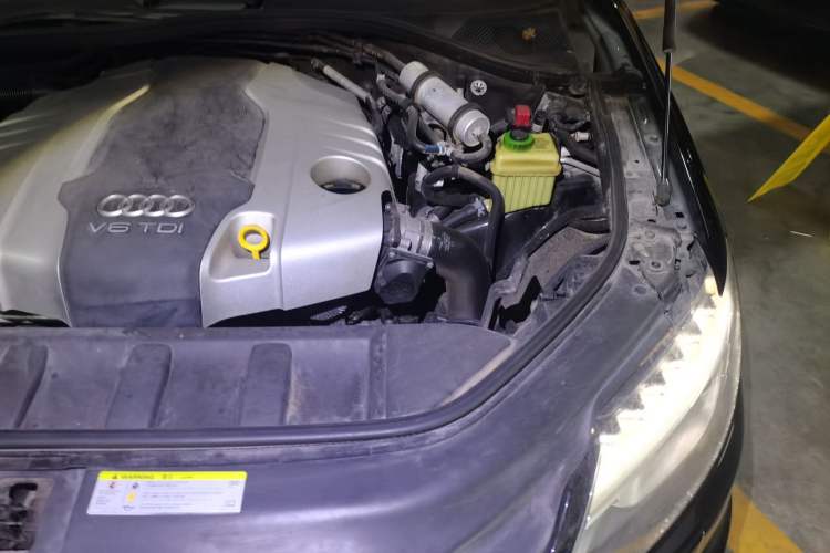 Used Audi Q7 2014 35 TDI Sport Edition Engine Bay Left