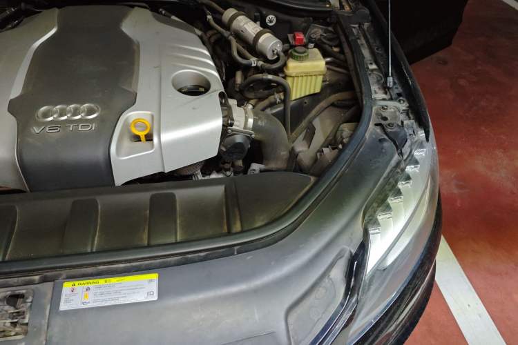 Used Audi Q7 2014 35 TDI Sport Edition Engine Bay Left