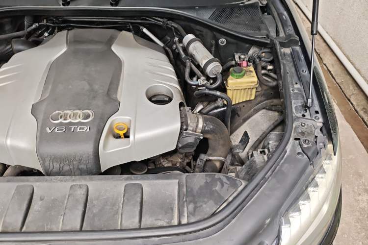 Used Audi Q7 2014 35 TDI Sport Edition Engine Bay Left