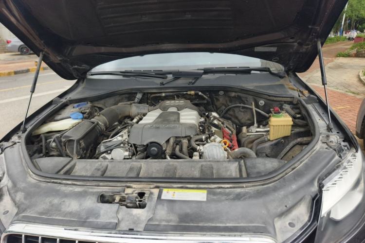 Used Audi Q7  Engine Bay