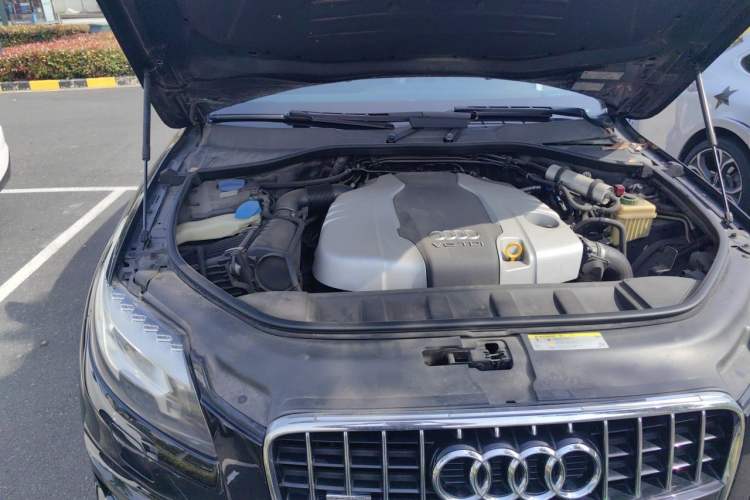 Used Audi Q7 2014 35 TDI Sport Edition Engine Bay Right