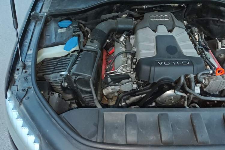 Used Audi Q7 2014 35 TFSI Sport Edition Engine Bay Right