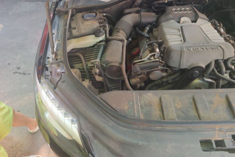 Used Audi Q7 2014 35 TFSI Ambition Edition Engine Bay Right
