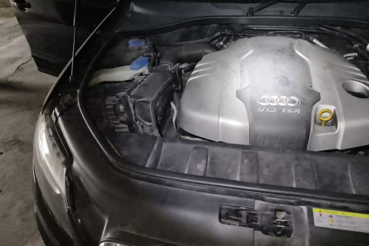 Used Audi Q7 2014 35 TDI Sport Edition Engine Bay Right