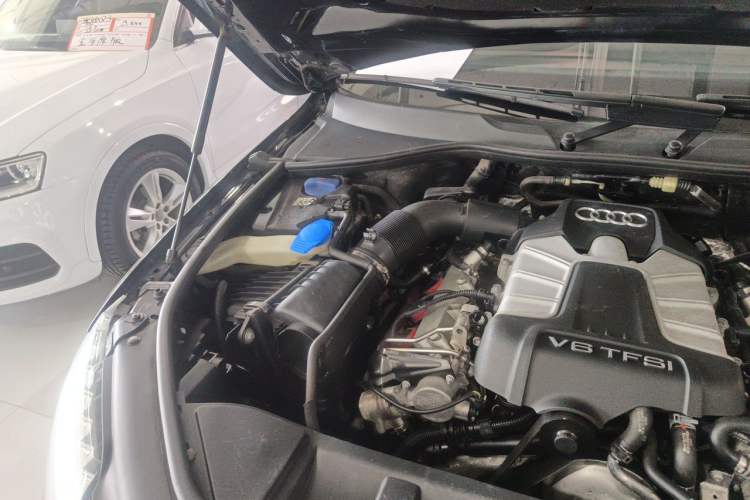 Used Audi Q7 2014 35 TFSI Ambition Edition Engine Bay Right