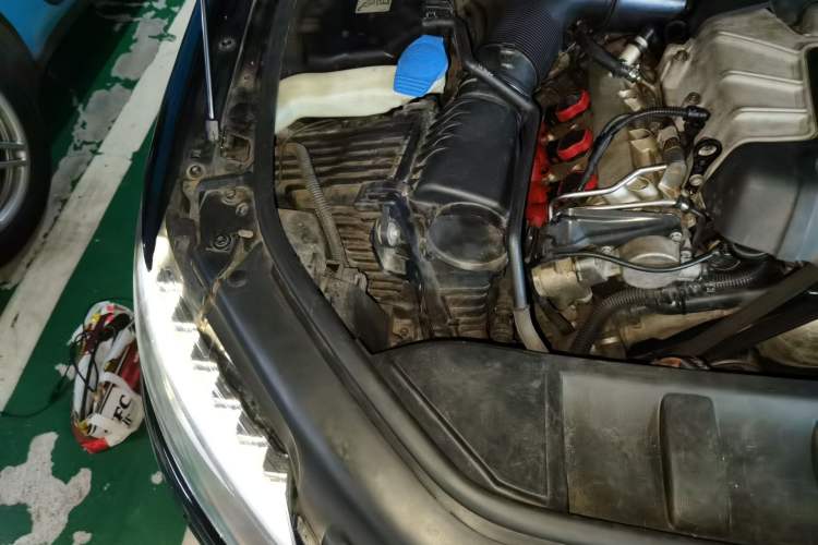 Used Audi Q7 2014 35 TFSI Off-road Model Engine Bay Right