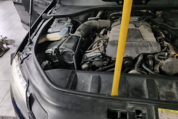 Used Audi Q7 2014 35 TFSI Off-road Model Engine Bay Right