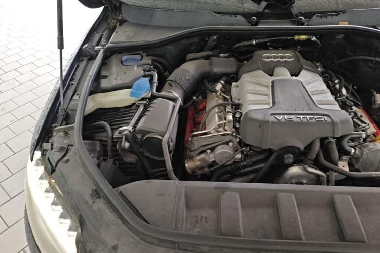 Used Audi Q7 2014 35 TFSI Ambition Edition Engine Bay Right