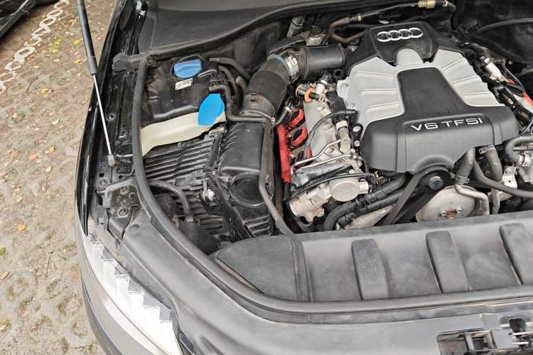 Used Audi Q7 2014 35 TFSI Ambition Edition Engine Bay Right