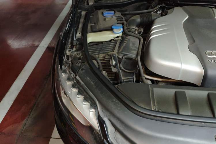 Used Audi Q7 2014 35 TDI Sport Edition Engine Bay Right