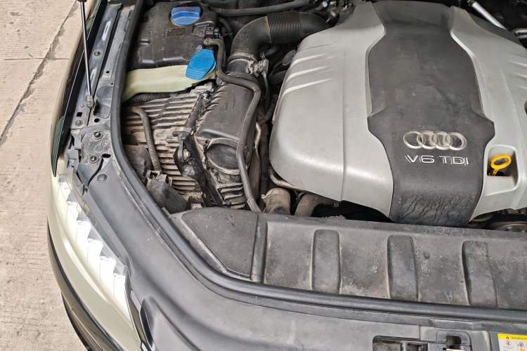 Used Audi Q7 2014 35 TDI Sport Edition Engine Bay Right