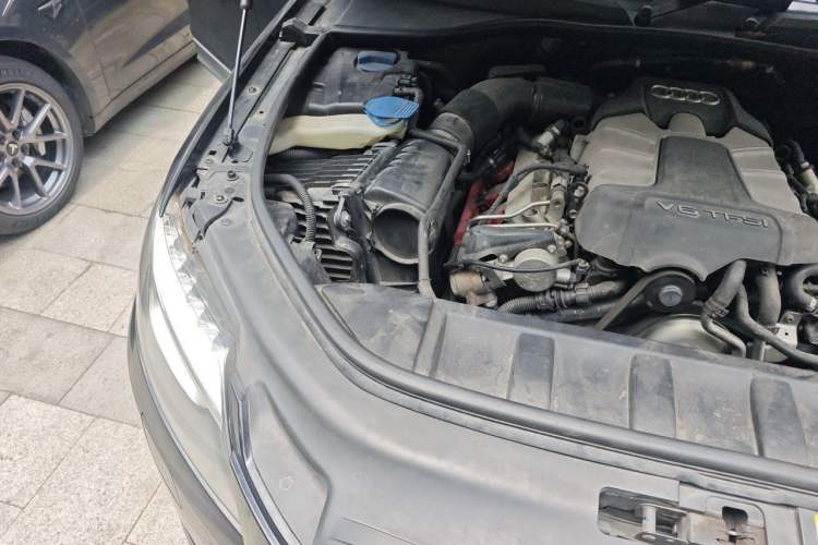 Used Audi Q7 2014 35 TFSI Ambition Edition Engine Bay Right