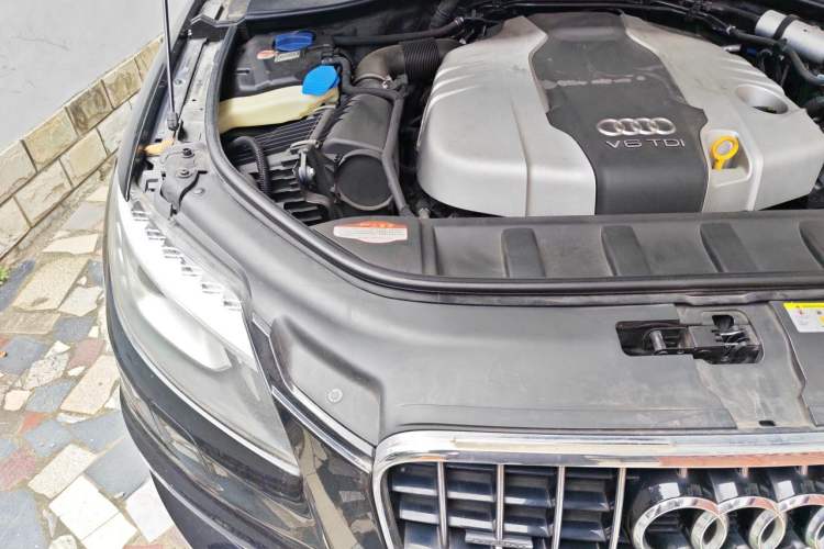 Used Audi Q7 2014 35 TDI Sport Edition Engine Bay Right