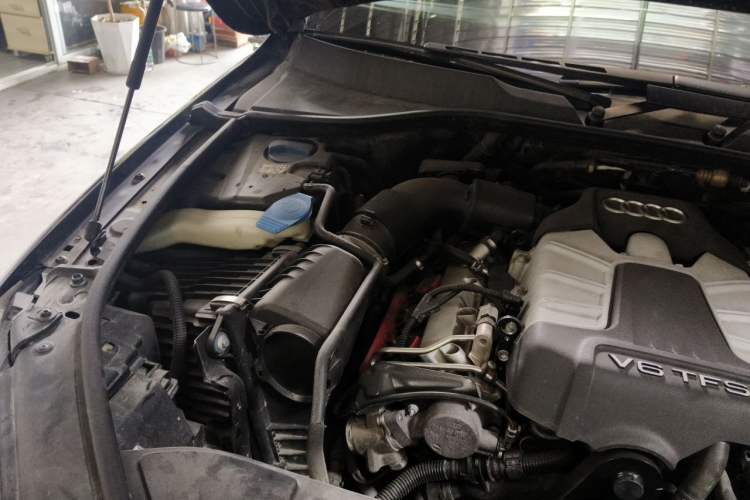 Used Audi Q7 2014 35 TFSI Ambition Edition Engine Bay Right