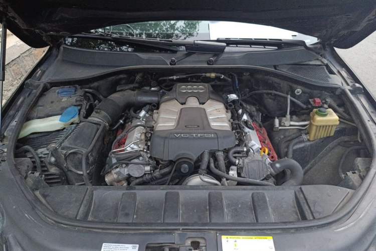 Used Audi Q7  Engine Bay