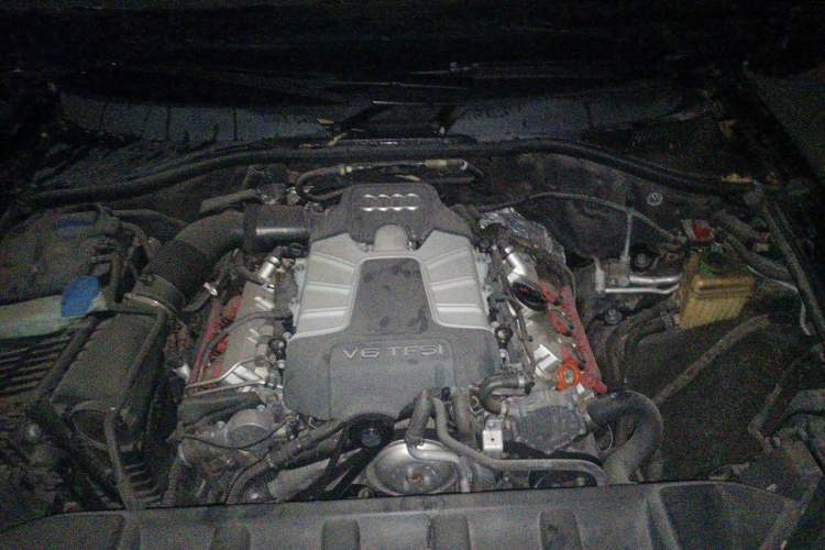 Used Audi Q7 2014 35 TFSI Off-road Model Engine Bay