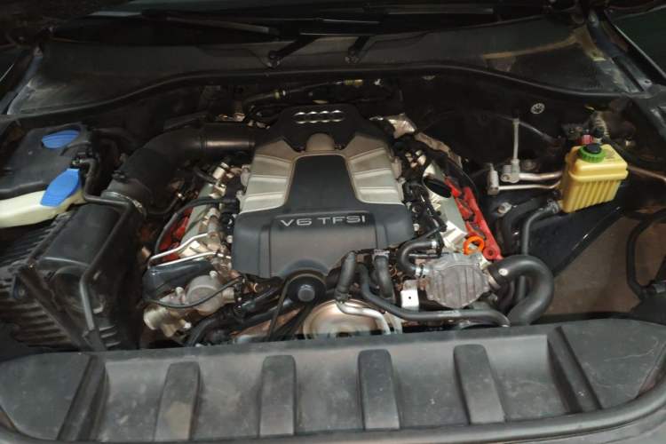 Used Audi Q7 2014 35 TFSI Sport Edition Engine Bay