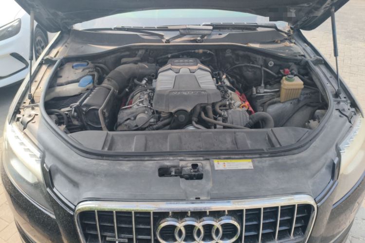 Used Audi Q7  Engine Bay