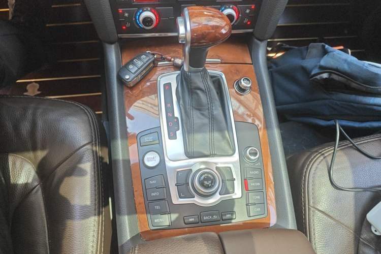 Used Audi Q7  Gear Lever