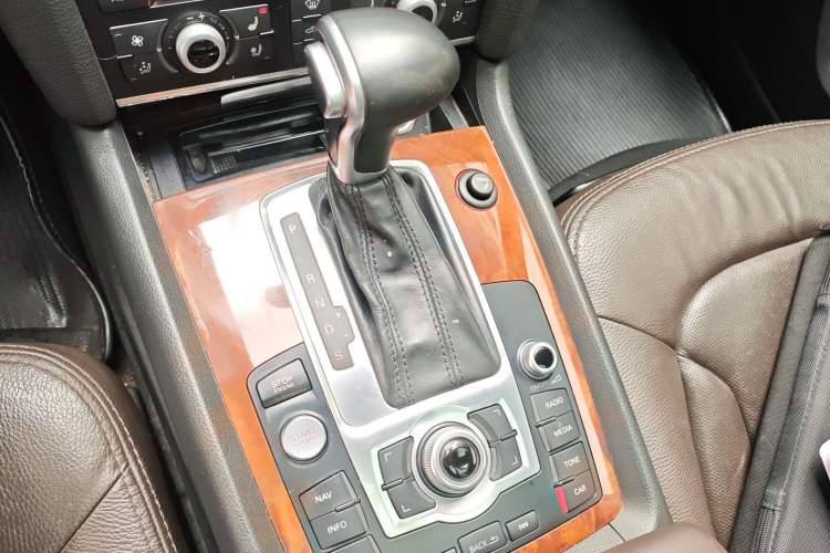 Used Audi Q7 2014 35 TDI Sport Edition Gear Lever