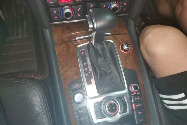 Used Audi Q7 2014 40 TFSI Sport Edition Gear Lever