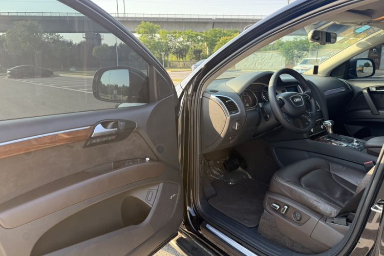 Used Audi Q7 2014 35 TDI Sport Edition Interior 5