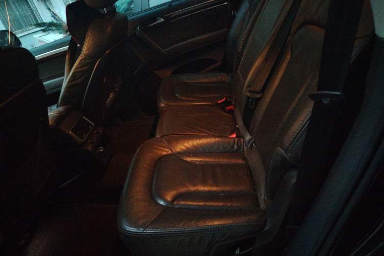 Used Audi Q7 2014 35 TFSI Ambition Edition Left Rear Seat