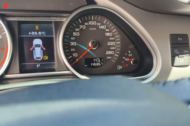 Used Audi Q7  Odometer Close Up