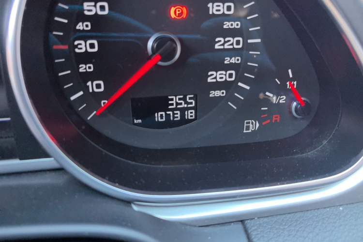 Used Audi Q7 2014 35 TFSI Ambition Edition Odometer Close Up