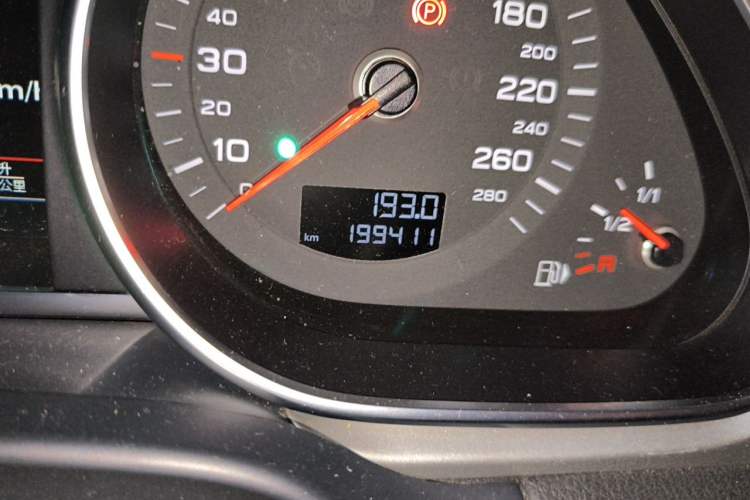 Used Audi Q7 2014 35 TDI Sport Edition Odometer Close Up