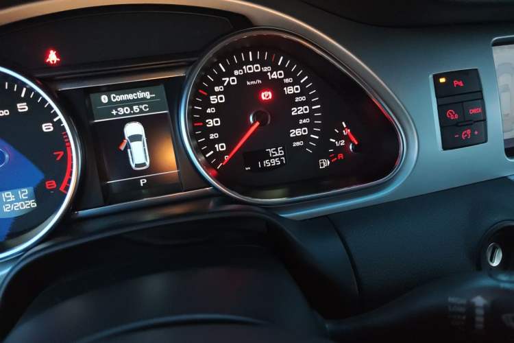 Used Audi Q7 2014 35 TFSI Sport Edition Odometer Close Up