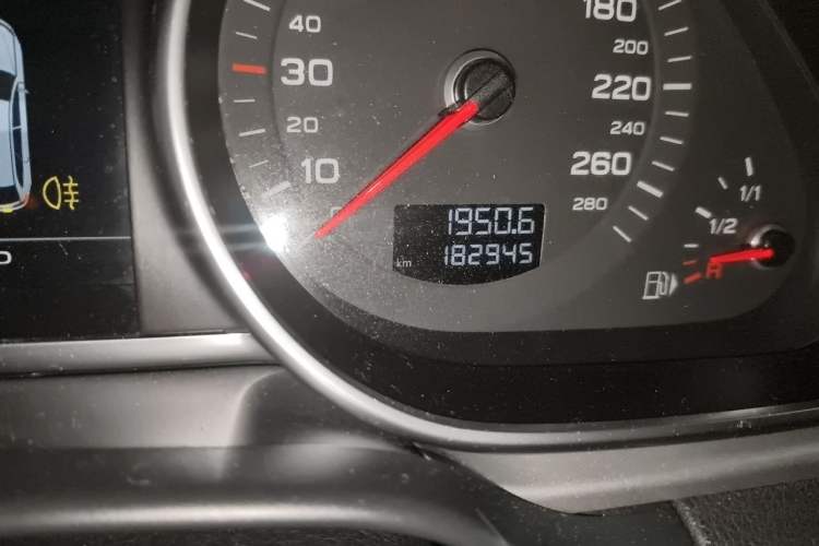 Used Audi Q7 2014 35 TDI Sport Edition Odometer Close Up