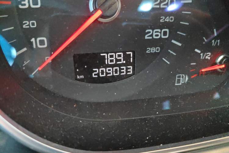Used Audi Q7 2014 35 TDI Sport Edition Odometer Close Up