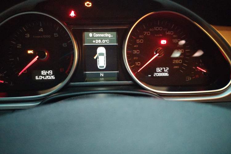 Used Audi Q7 2014 35 TFSI Ambition Edition Odometer Close Up